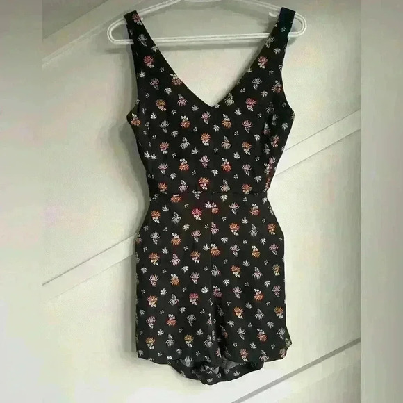 Aritzia Wilfred Écoulement Romper  Black Cream Floral Playsuit size 00 - Picture 5 of 11